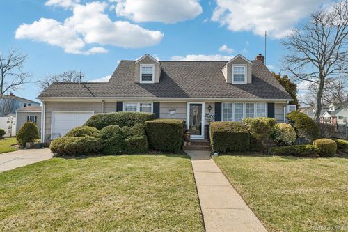 2002 Murray Pl, Merrick, NY, 11566-3330 | Card Image