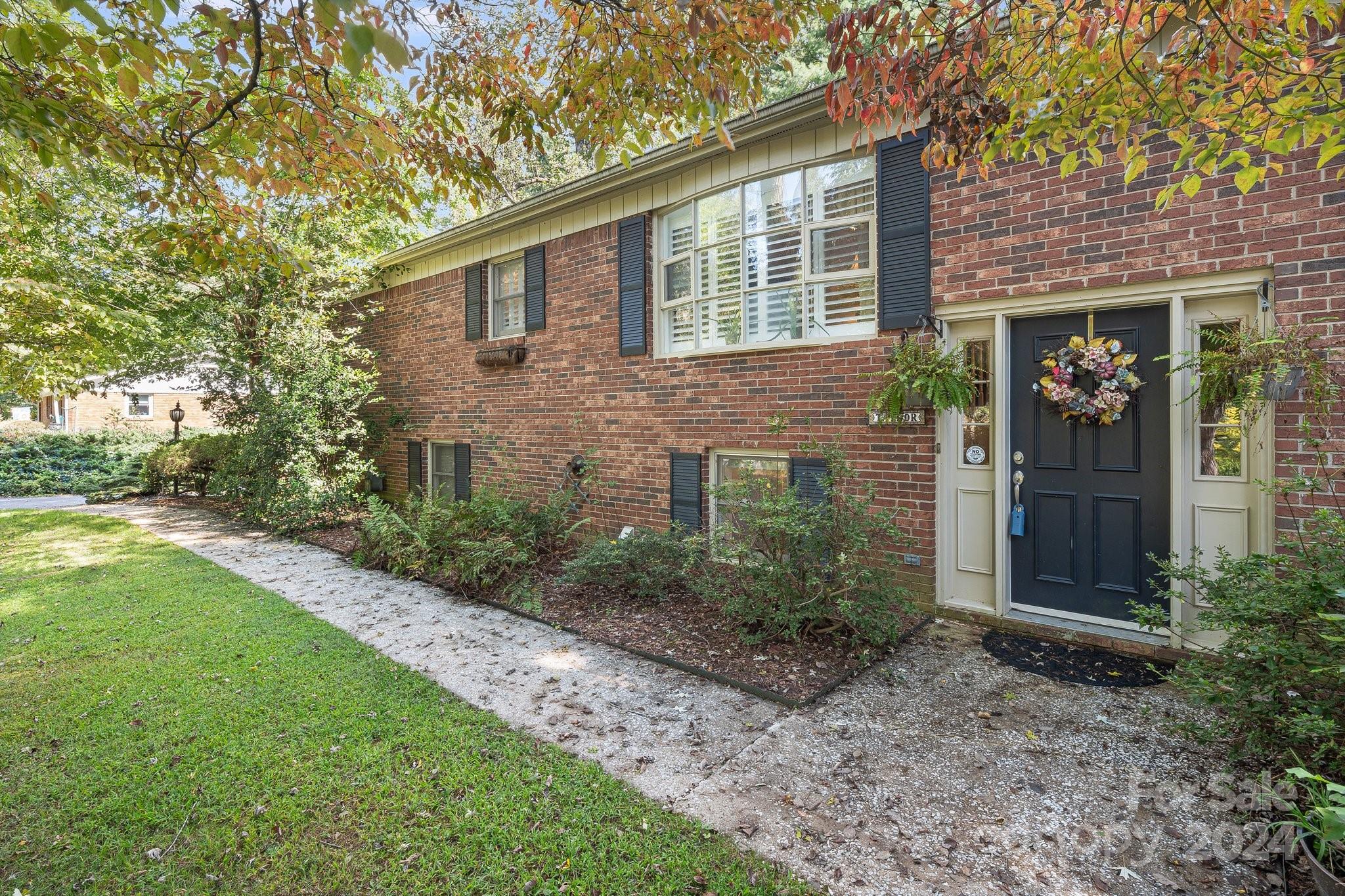 Haywood Knolls Dr, Hendersonville, NC 28791