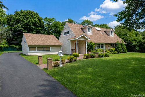 73 Parkway Dr, Roslyn Heights, NY, 11577-2705 | Card Image