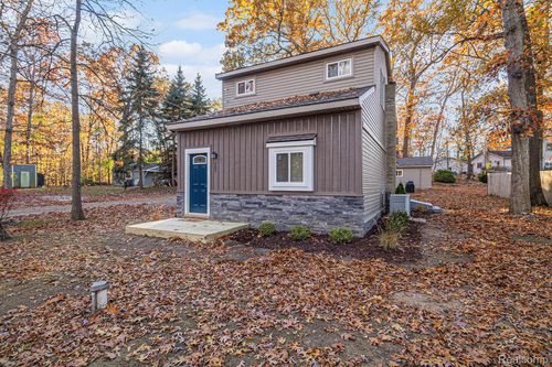 207 Woodbine Dr, Milford, MI, 48380-3575 | Card Image