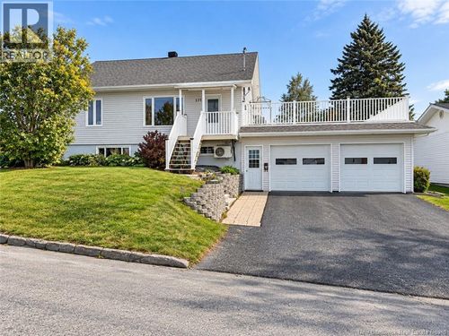 125 42 E Ave, House with 4 bedrooms, 3 bathrooms and null parking in Edmundston NB | Card Image