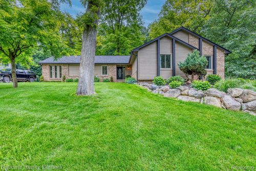 2900 Lynn Dr, White Lake, MI, 48386-1428 | Card Image