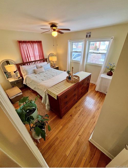 20 Iris Ave, Merrick, NY, 11566-1110 | Card Image