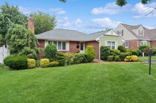 1122 Scott Dr, Valley Stream, NY, 11580-2138 | Card Image