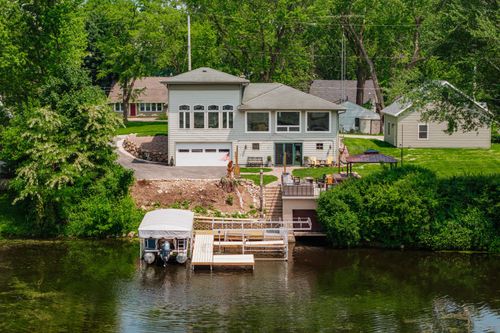 5420 W Peninsula Rd, Waterford, WI, 53185-2952 | Card Image