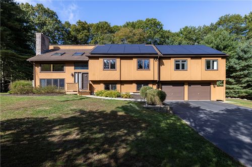 8 Robin Dr, North Kingstown, RI, 02852-3226 | Card Image