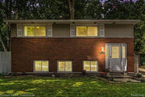 18945 Brentwood St, Livonia, MI, 48152-3545 | Card Image