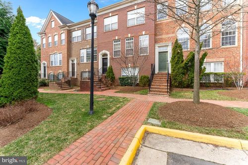 8032 Reserve Way, VIENNA, VA, 22182-3899 | Card Image