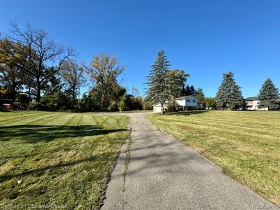 25115 Martindale Road, Home with 4 bedrooms, 2 bathrooms and null parking in South Lyon MI | Image 2