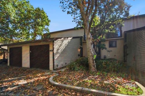 7381 Pine Ridge Ct, Middleburg Heights, OH, 44130-5518 | Card Image