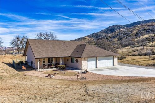 17600 Ascot Ct, Tehachapi, CA, 93561 | Card Image