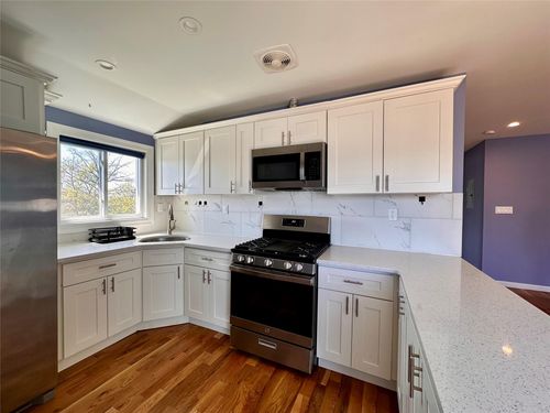 10211 164th Ave, Howard Beach, NY, 11414-4011 | Card Image