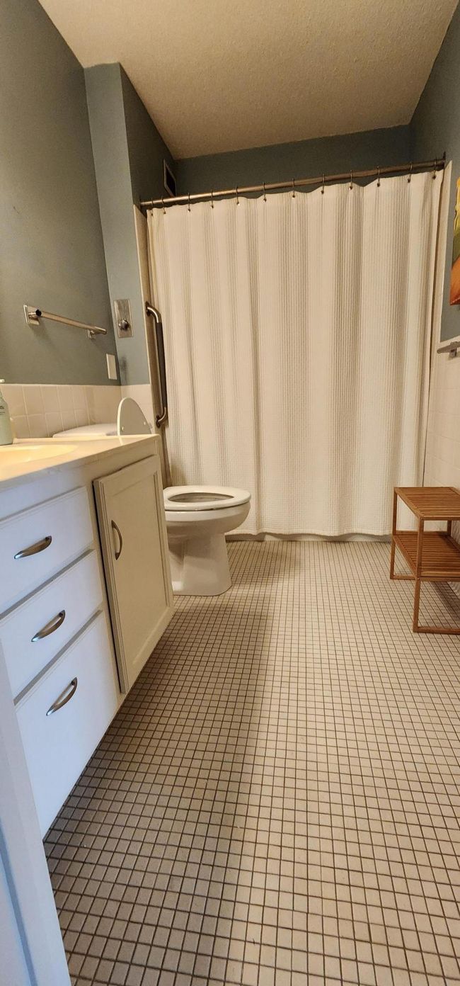 Full bathroom - across guest BR | Image 12