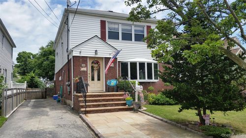 2-20 Edmund St, Lynbrook, NY, 11563-1823 | Card Image