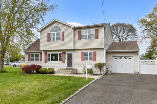 15 Adams St E, East Islip, NY, 11730-1616 | Card Image