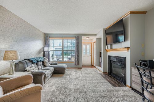 11-15040 Dunwood Trl, Apple Valley, MN, 55124-5847 | Card Image