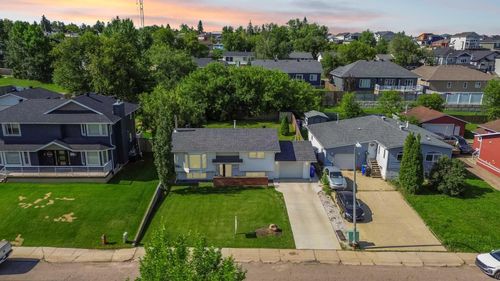 525 Beacon Hill Dr, Fort Mcmurray, AB, T9H2R4 | Card Image
