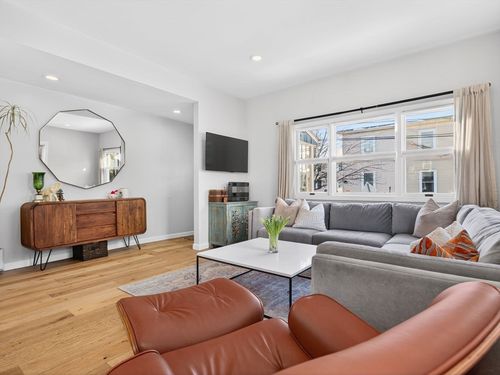 42 Oak St, Somerville, MA, 02143-4032 | Card Image