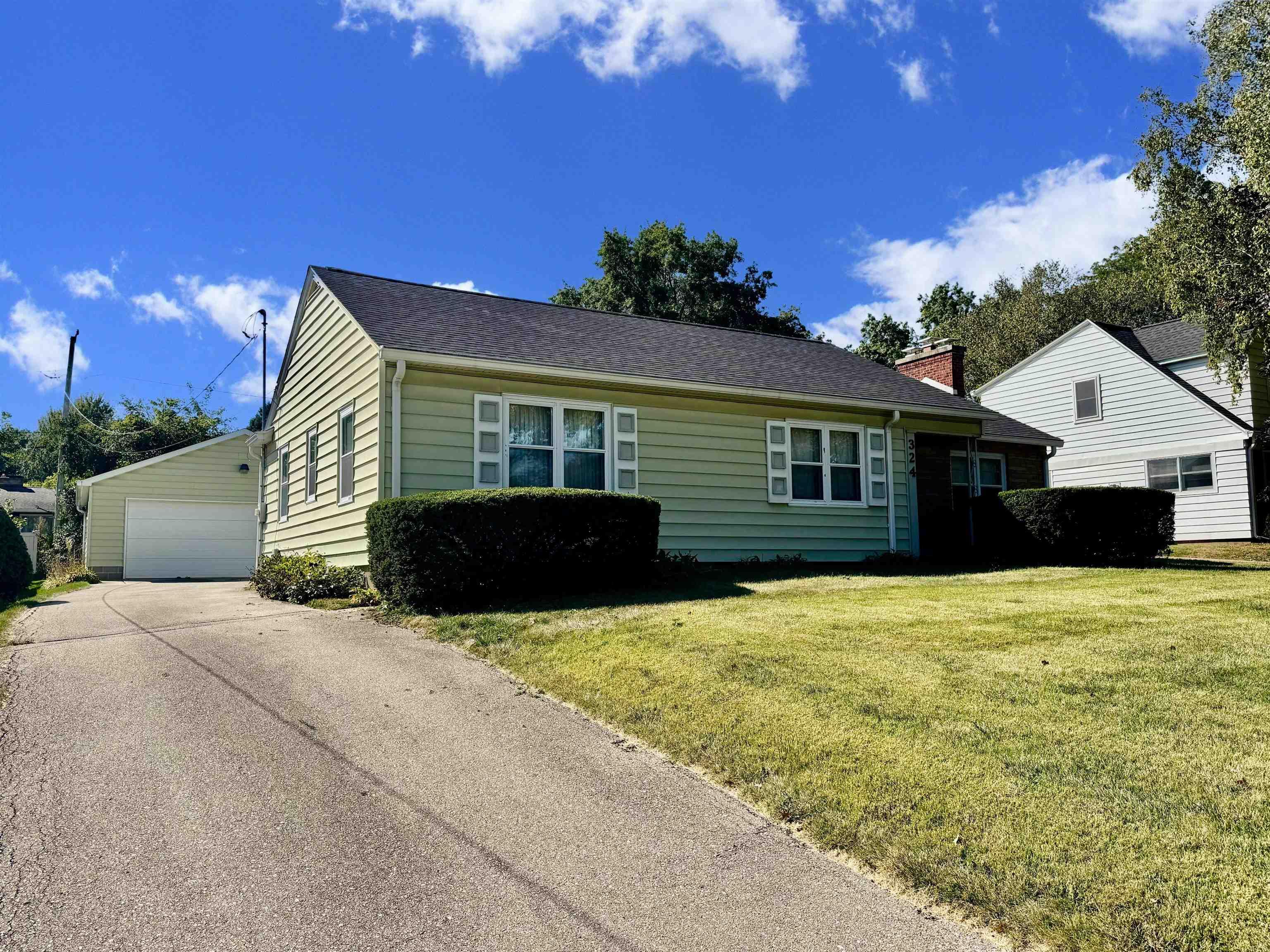 Ivanhoe Rd, Waterloo, IA 50701