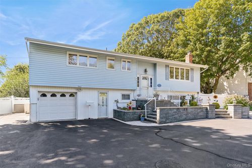 3 Biancardi Pl, Dix Hills, NY, 11746-6603 | Card Image