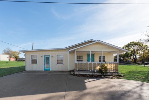 207 W Walnut St, Nocona, TX, 76255-2030 | Card Image