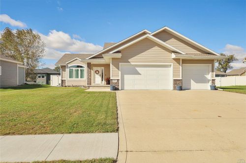 195 N Churchill Circle, No. Sioux City, SD, 57049 | Card Image