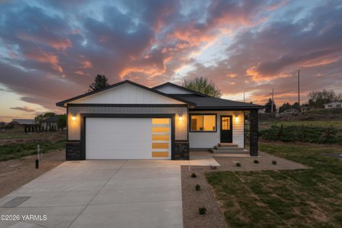 412 Victory St, Sunnyside, WA, 98944-1072 | Card Image