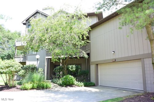 2284 Stone Creek Trl, Cuyahoga Falls, OH, 44223-3605 | Card Image