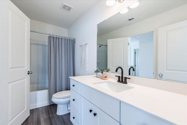 Upstairs guest bathroom | Image 29