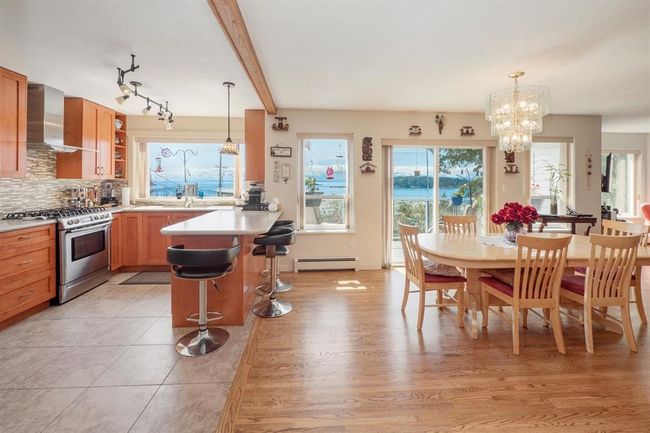 6502 Sunshine Coast Highway, House other with 3 bedrooms, 3 bathrooms and 8 parking in Sechelt BC | Image 4