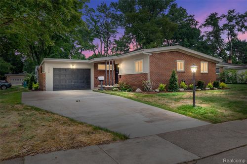 1050 Brooklawn Dr, Troy, MI, 48084-2650 | Card Image