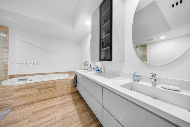 APT-707 - 16001 Collins Ave, Condo with 3 bedrooms, 3 bathrooms and null parking in Sunny Isles Beach FL | Image 21