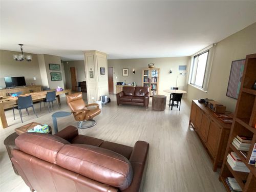 1o-27110 Grand Central Pkwy, Floral Park, NY, 11005-1245 | Card Image