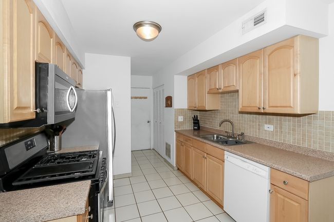 0 - 885 Wellington Ave, Home with 2 bedrooms, 2 bathrooms and null parking in Elk Grove Village IL | Image 13