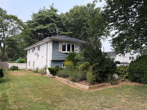 8 Willoughby St, Brentwood, NY, 11717-4012 | Card Image