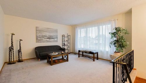 2158 Hawke Cres Ne, Medicine Hat, AB, T1C1J7 | Card Image