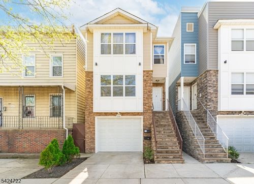 262 2nd Ave W, Newark, NJ, 07107-2412 | Card Image