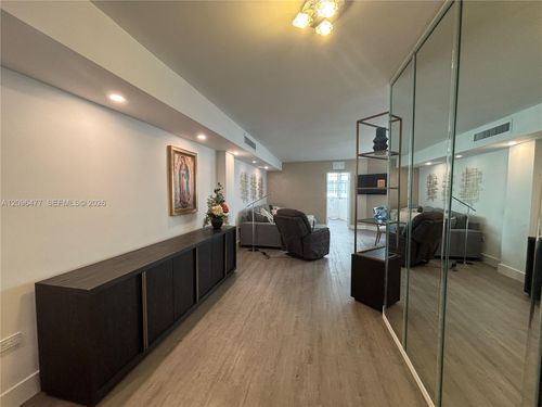 1124-905 Brickell Bay Dr, Miami, FL, 33131-2926 | Card Image