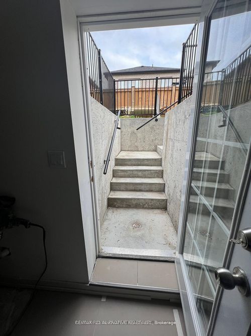 1042 Kingpeak Cres, Pickering, ON, L1X0H3 | Card Image