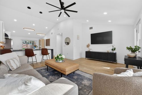 504 W Croslin St, Austin, TX, 78752-2438 | Card Image