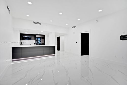 apt-512-1800 N Bayshore Dr, Miami, FL, 33132-3250 | Card Image