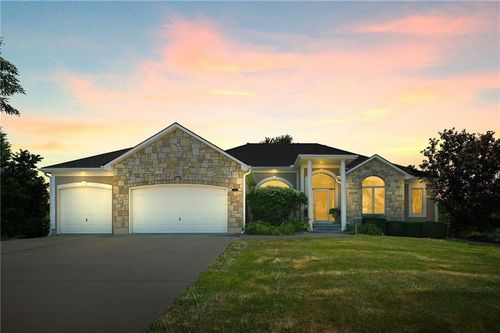 604 Ne Twin Brook Dr, Lee's Summit, MO, 64086-7052 | Card Image