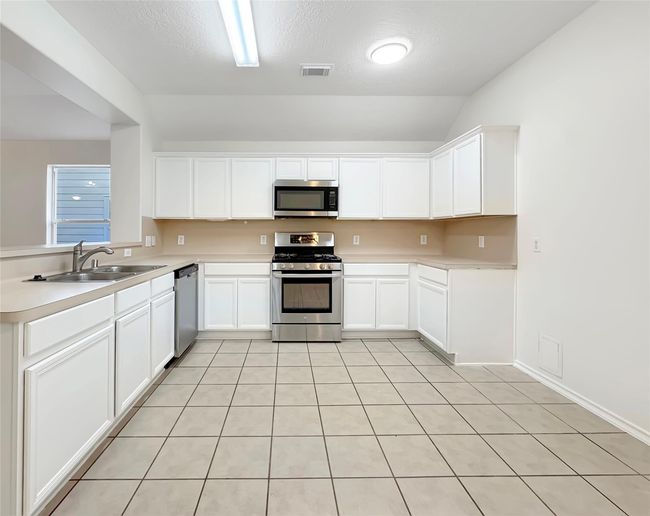 5427 Cilantro Ln, House other with 3 bedrooms, 2 bathrooms and 2 parking in Baytown TX | Image 7