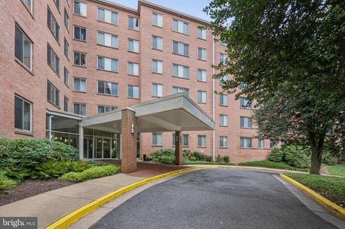 apt-d212-3000 Spout Run Pkwy, ARLINGTON, VA, 22201-4214 | Card Image