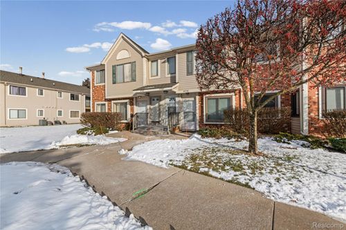 25-30755 Hidden Pines Ln, Roseville, MI, 48066-7308 | Card Image