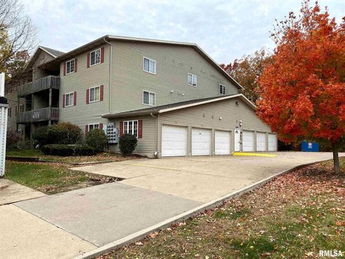 3804 Creek Hill Dr, Bettendorf, IA, 52722-8233 | Card Image