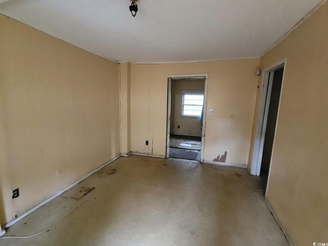 View of unfurnished room | Image 9