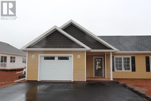 29 Loggie Dr, House with 3 bedrooms, 2 bathrooms and null parking in Summerside PE | Card Image