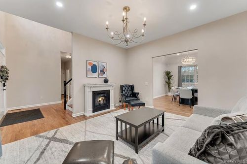 33 Potter Ln, Halesite, NY, 11743-2142 | Card Image