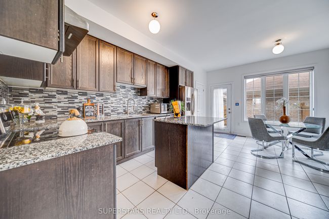 1916 Donald Cousens Pky, House attached with 3 bedrooms, 4 bathrooms and 1 parking in Markham ON | Image 7